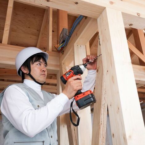 ドリルでくぎを打つ職人