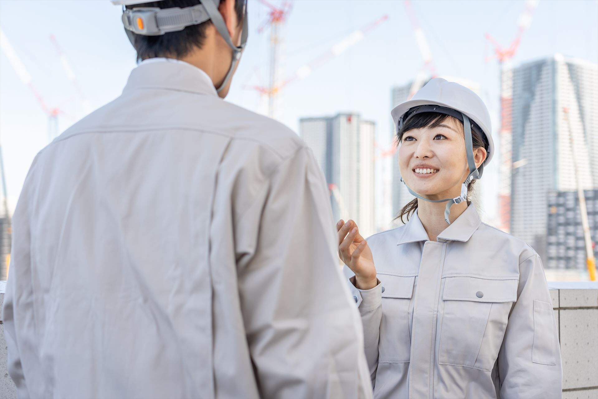 現場で打ち合わせする女性スタッフ
